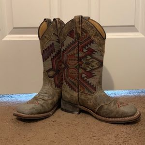 Brand new womens Laredo square toe boots. Worn once for a wedding. Size 6M